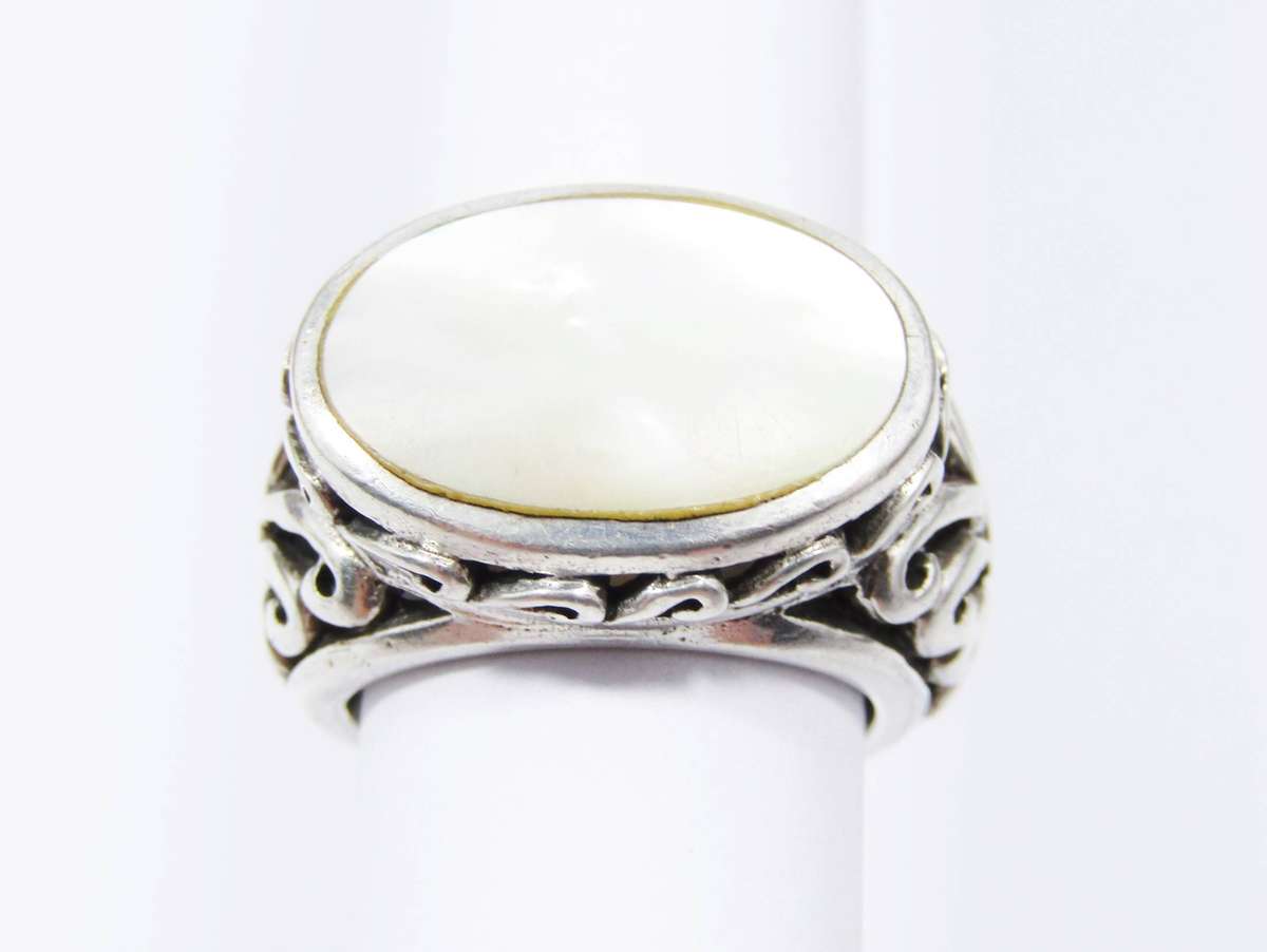 A Gorgeous Oval Mother of Pearl Ring in Sterling Silver.