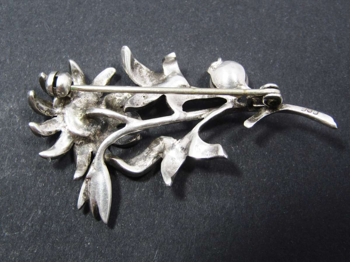 A Gorgeous Vintage Marcasite And Pearl brooch in Sterling Silver.