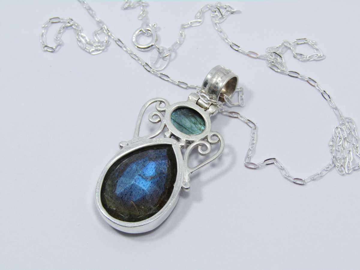A Lovely Detailed Labradorite Pendant on Chain in Sterling Silver.