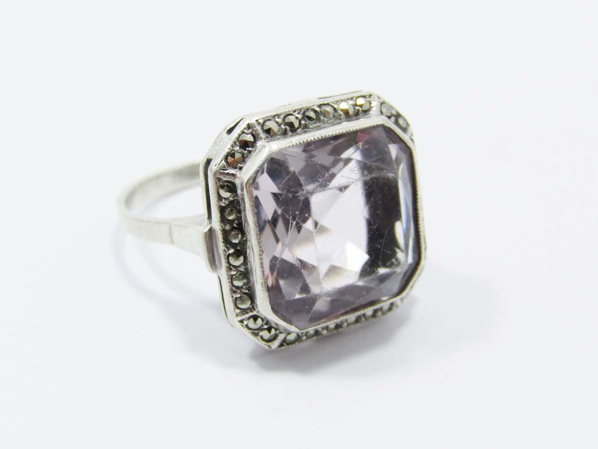 A Verry Pretty Vintage Design Pale Amethyst Ring With Marcasite's in Sterling Silver.