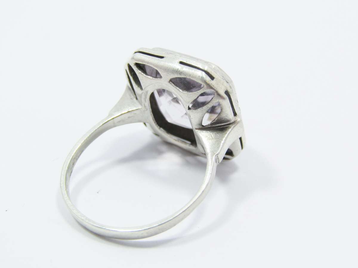 A Verry Pretty Vintage Design Pale Amethyst Ring With Marcasite's in Sterling Silver.