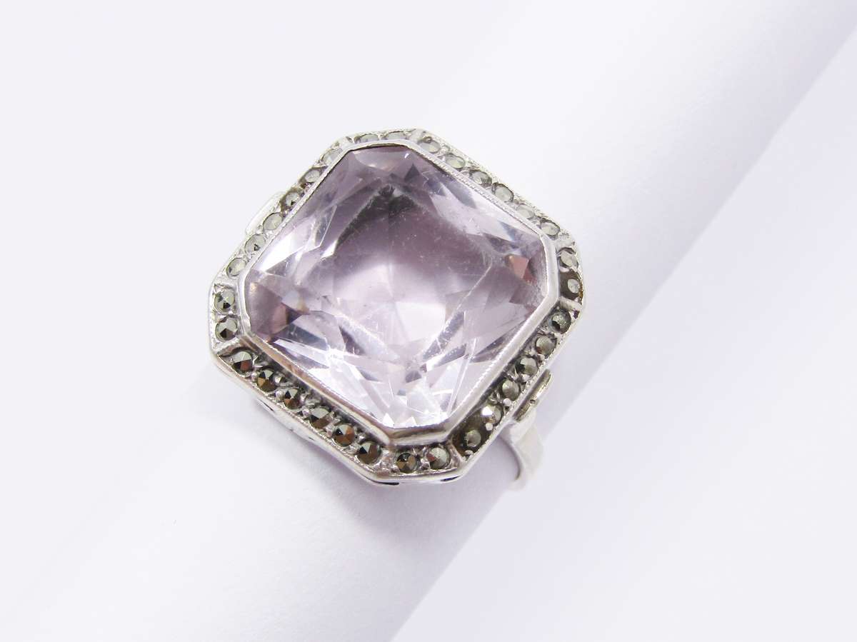 A Verry Pretty Vintage Design Pale Amethyst Ring With Marcasite's in Sterling Silver.