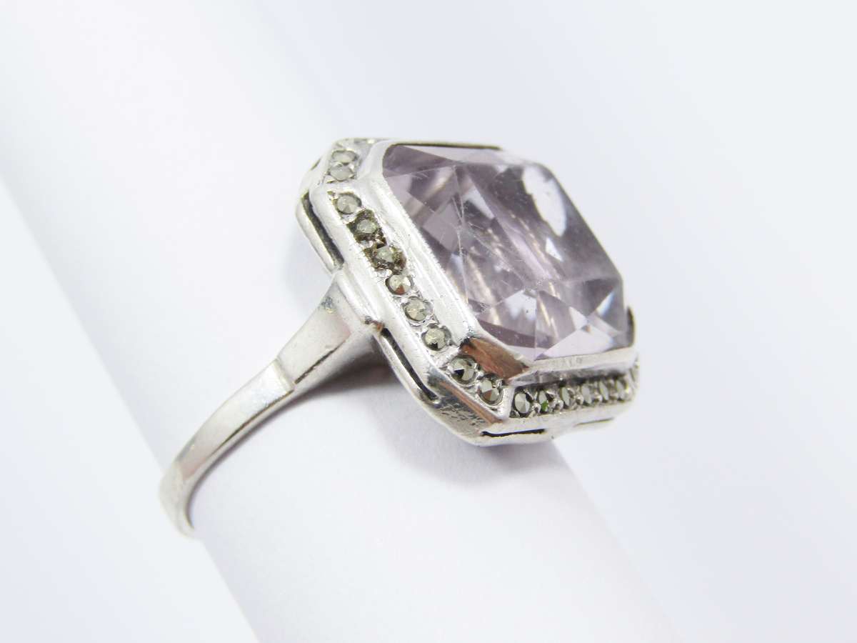 A Verry Pretty Vintage Design Pale Amethyst Ring With Marcasite's in Sterling Silver.