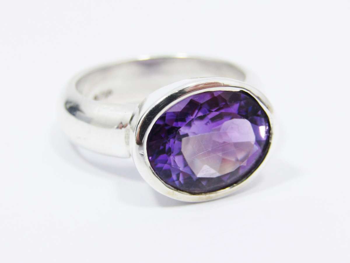 A Lovely Solid Amethyst Ring in Sterling Silver.