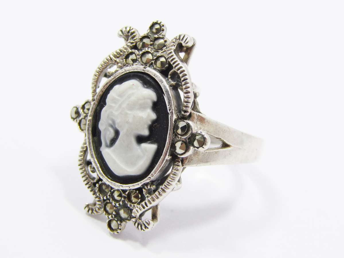 A Stunning Vintage Design Acrylic Cameo Cameo Ring in Sterling Silver.