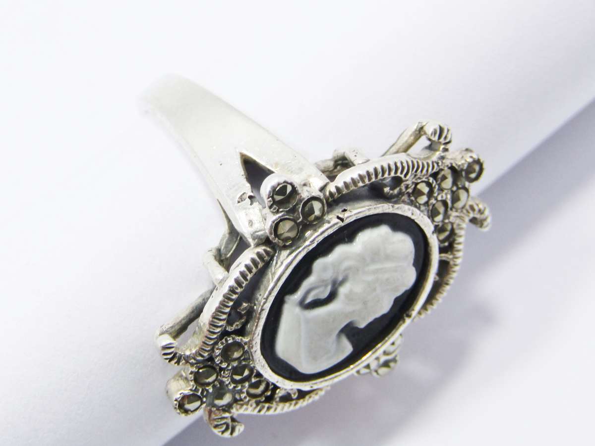 A Stunning Vintage Design Acrylic Cameo Cameo Ring in Sterling Silver.