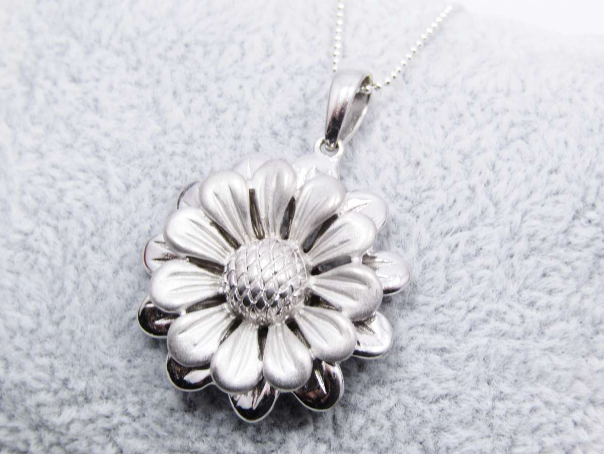 A stunning Detailed Daisy Pendant on Chain in Sterling Silver.