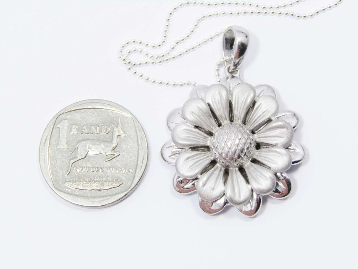 A stunning Detailed Daisy Pendant on Chain in Sterling Silver.