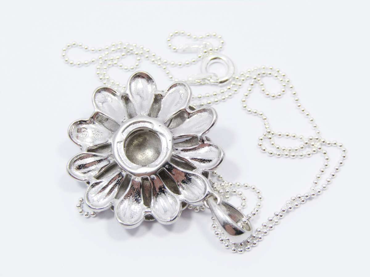 A stunning Detailed Daisy Pendant on Chain in Sterling Silver.