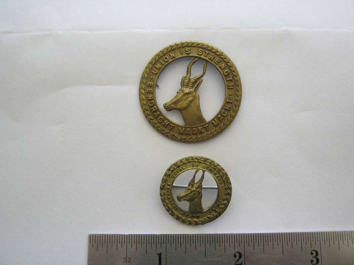 WW1 SA Universal Small size Cap badge and Brooch.