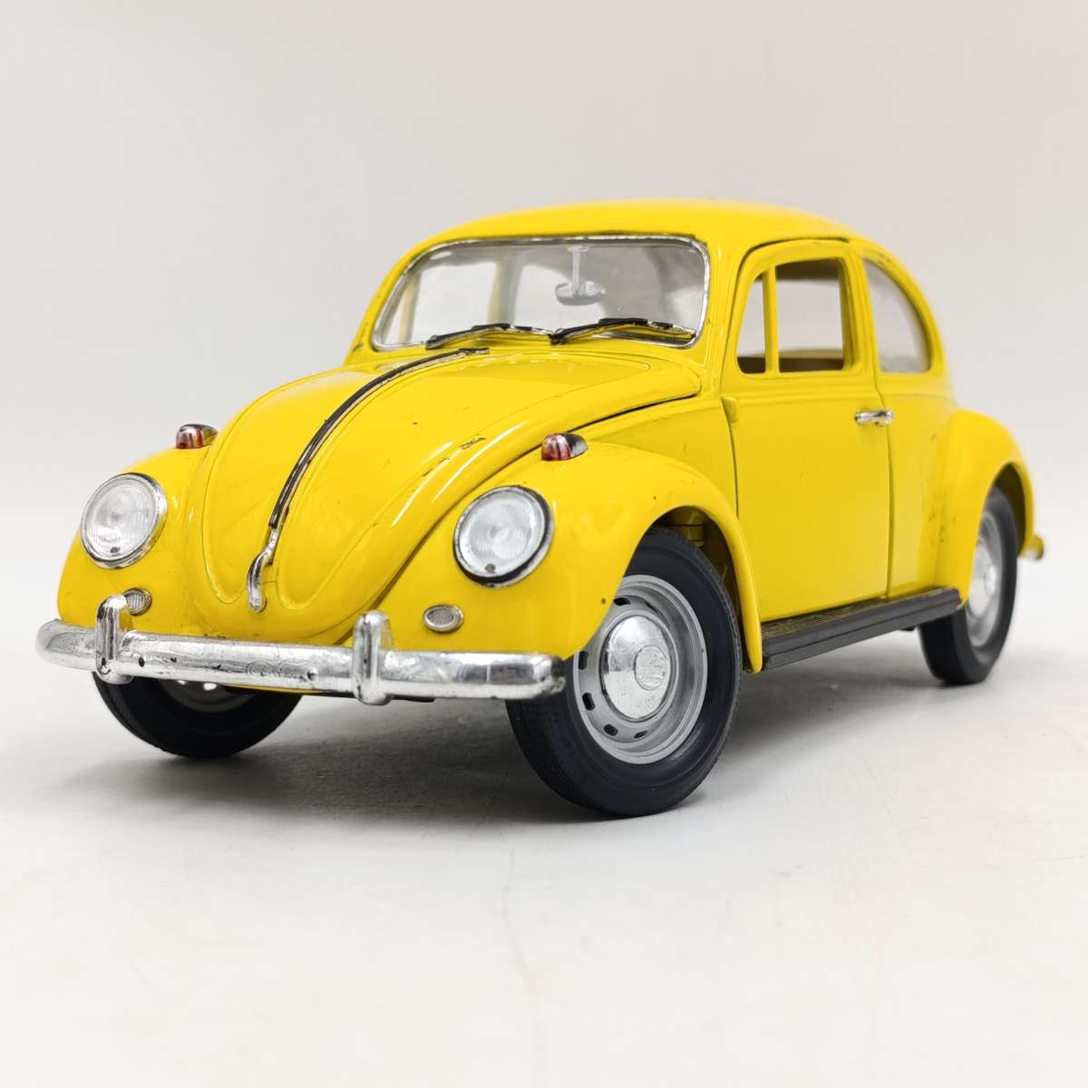 Road Tough 1967 Volkswagen Beetle Die-cast model car scale 1/18