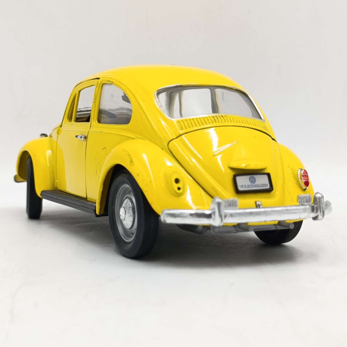 Road Tough 1967 Volkswagen Beetle Die-cast model car scale 1/18