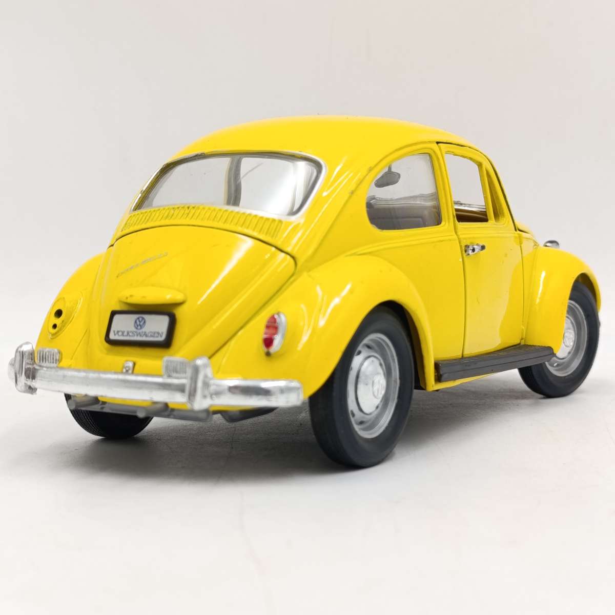Road Tough 1967 Volkswagen Beetle Die-cast model car scale 1/18