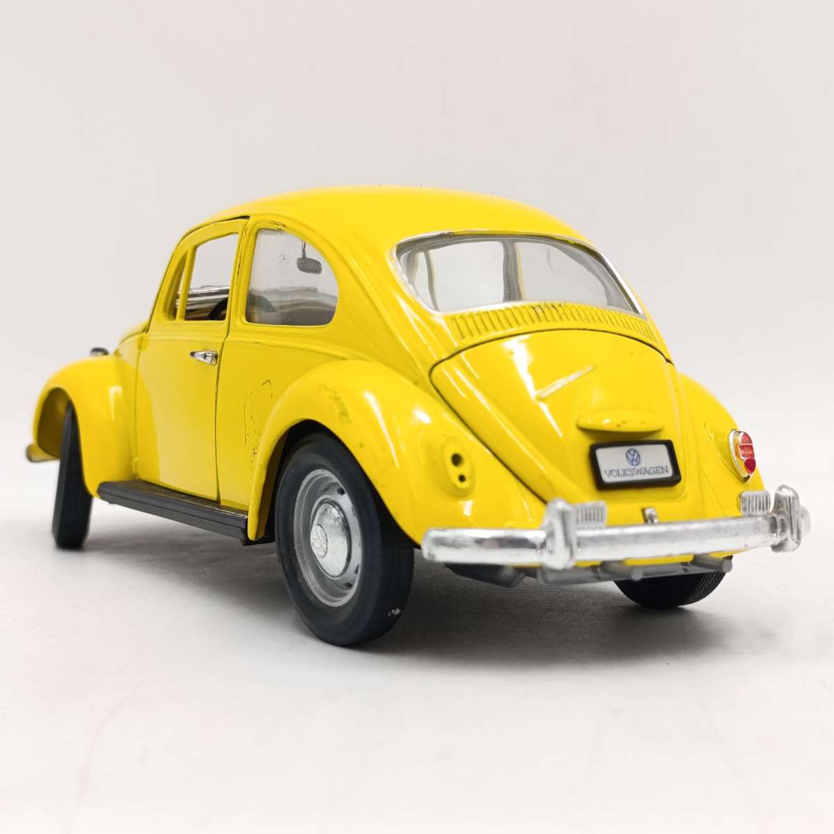 Road Tough 1967 Volkswagen Beetle Die-cast model car scale 1/18