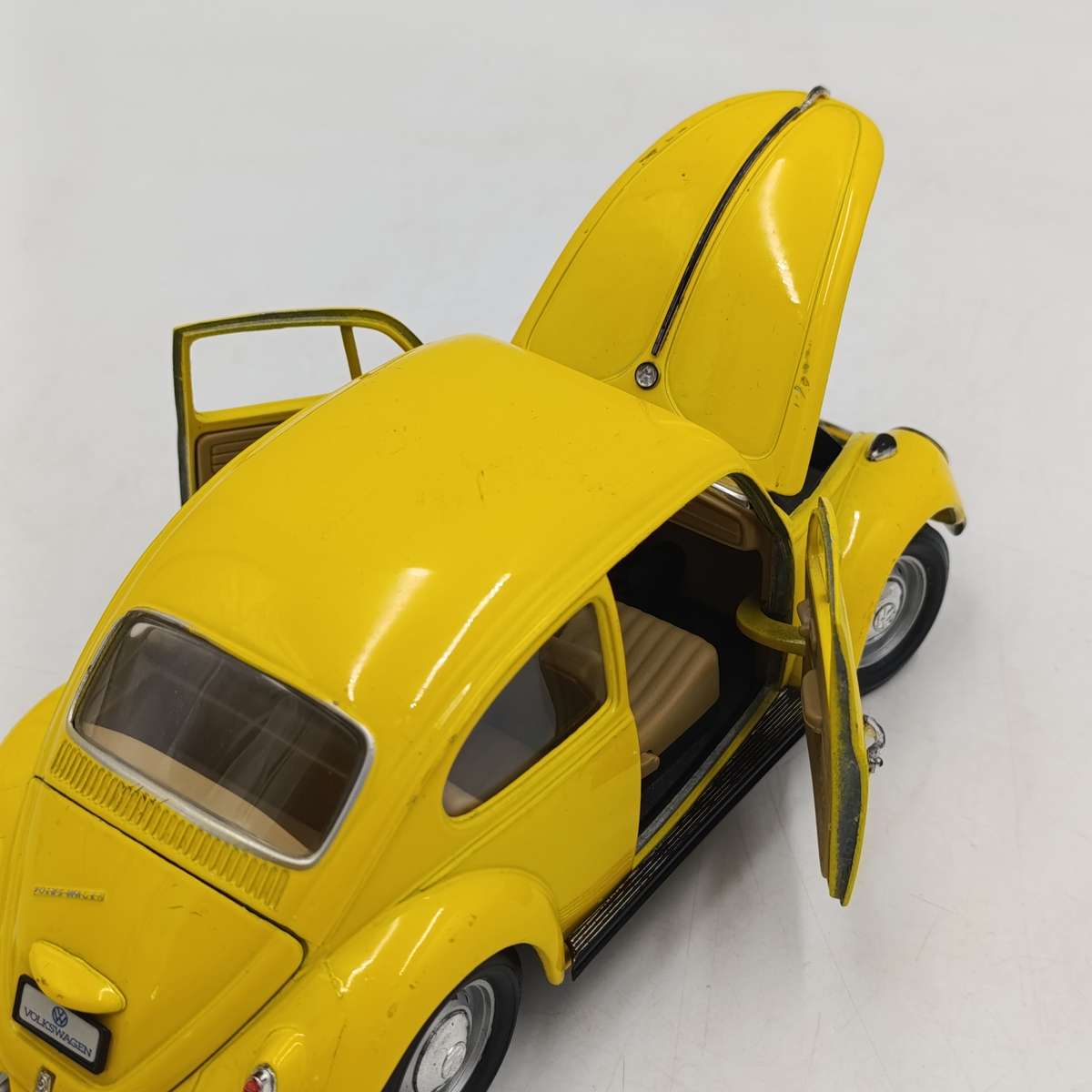 Road Tough 1967 Volkswagen Beetle Die-cast model car scale 1/18