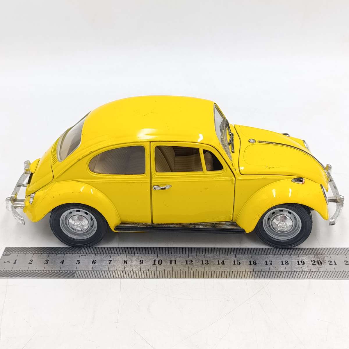 Road Tough 1967 Volkswagen Beetle Die-cast model car scale 1/18