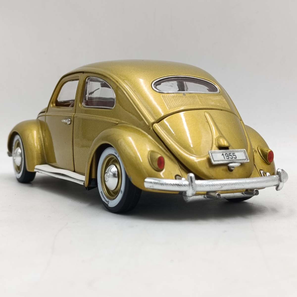 Burago 1955 Volkswagen Beetle 1 Millionth Gold edition - scale 1/18