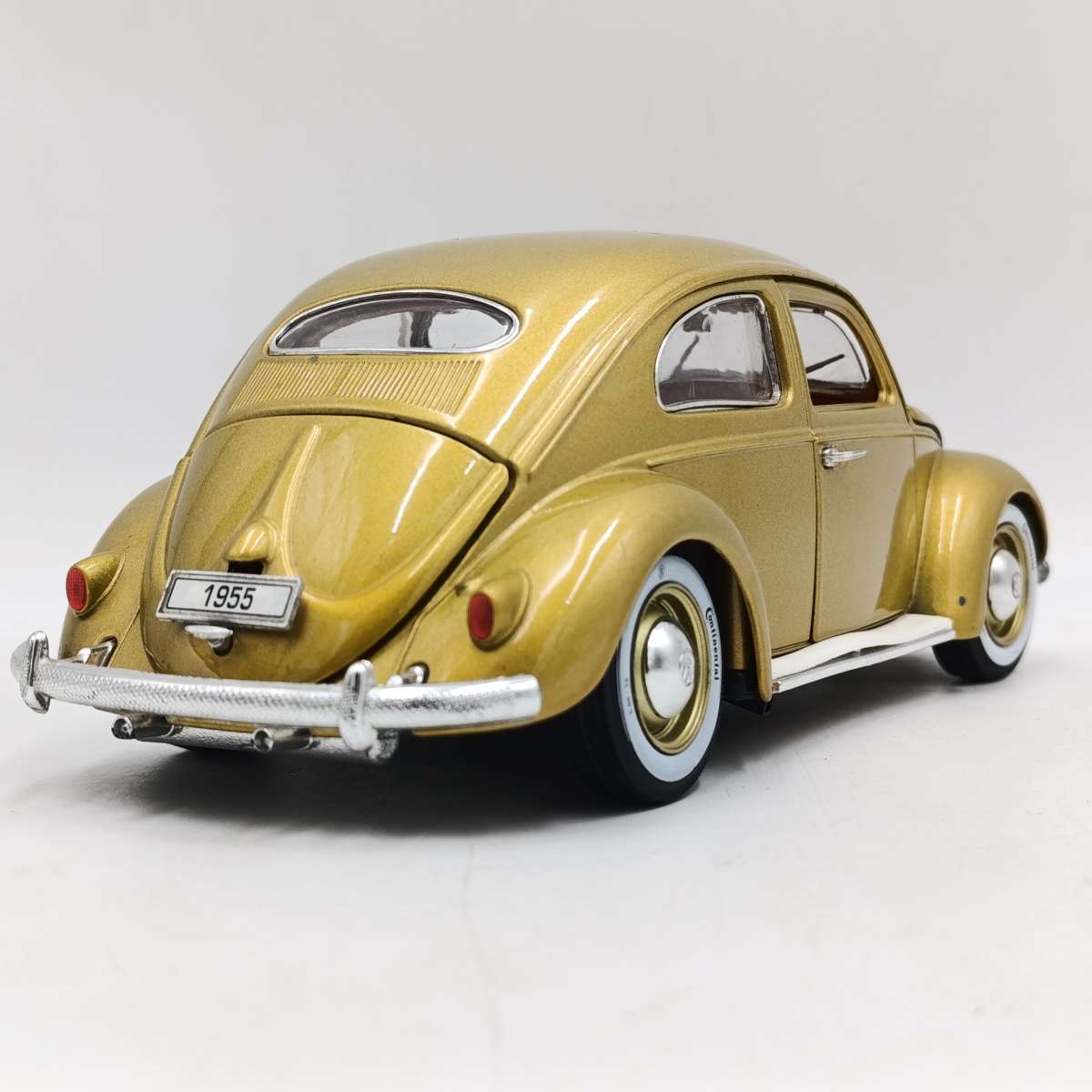 Burago 1955 Volkswagen Beetle 1 Millionth Gold edition - scale 1/18