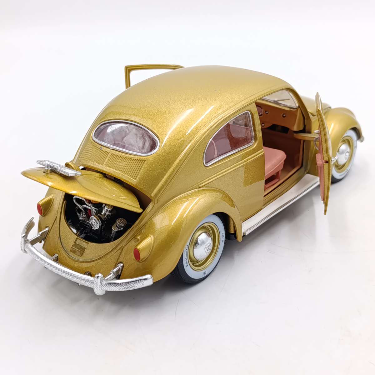 Burago 1955 Volkswagen Beetle 1 Millionth Gold edition - scale 1/18