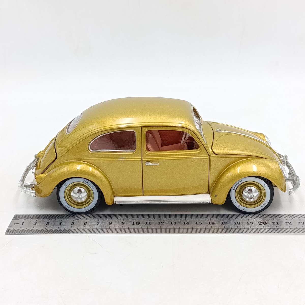 Burago 1955 Volkswagen Beetle 1 Millionth Gold edition - scale 1/18