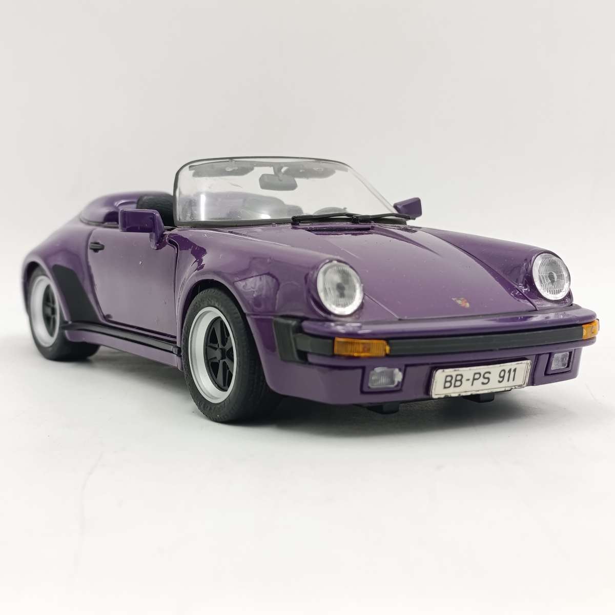 Maisto 1989 Porsche 911 Speedster die-cast Model-car - scale 1/18