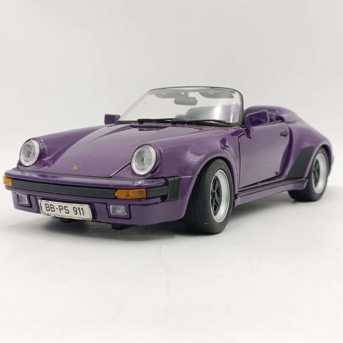 Maisto 1989 Porsche 911 Speedster die-cast Model-car - scale 1/18