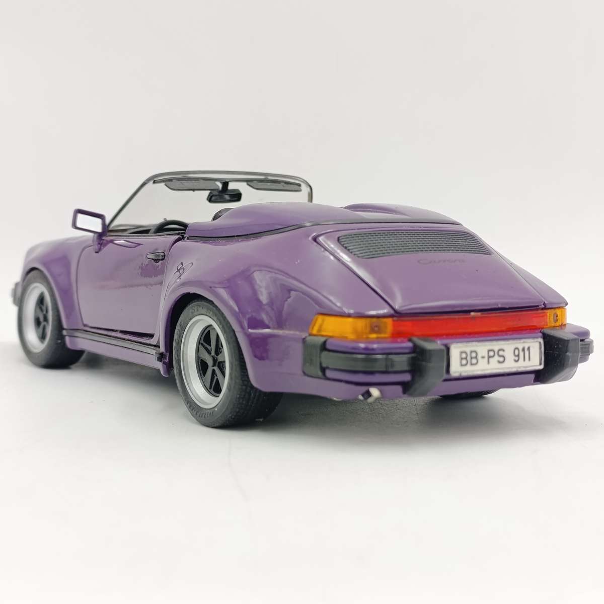 Maisto 1989 Porsche 911 Speedster die-cast Model-car - scale 1/18
