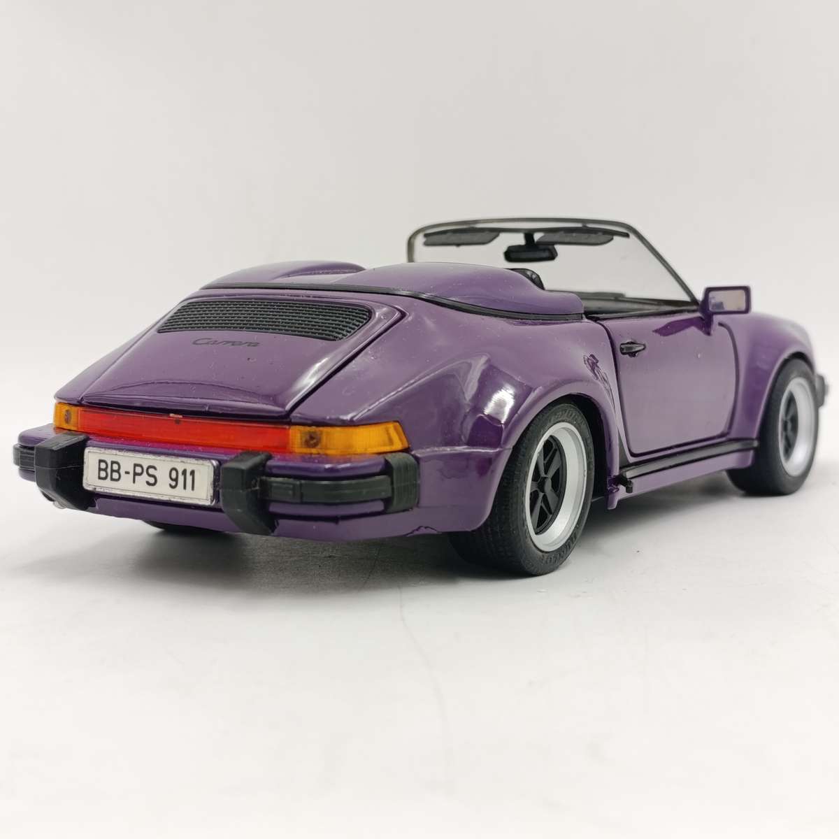 Maisto 1989 Porsche 911 Speedster die-cast Model-car - scale 1/18