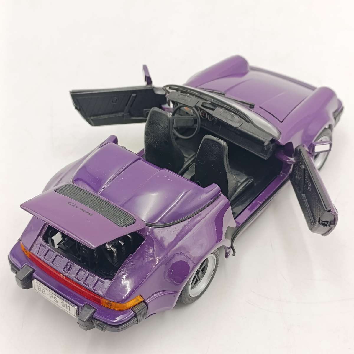 Maisto 1989 Porsche 911 Speedster die-cast Model-car - scale 1/18