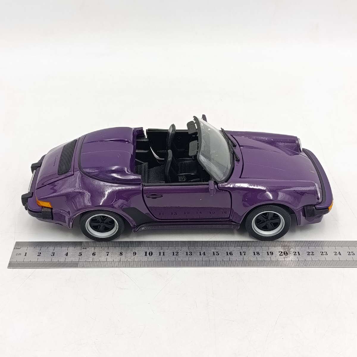 Maisto 1989 Porsche 911 Speedster die-cast Model-car - scale 1/18