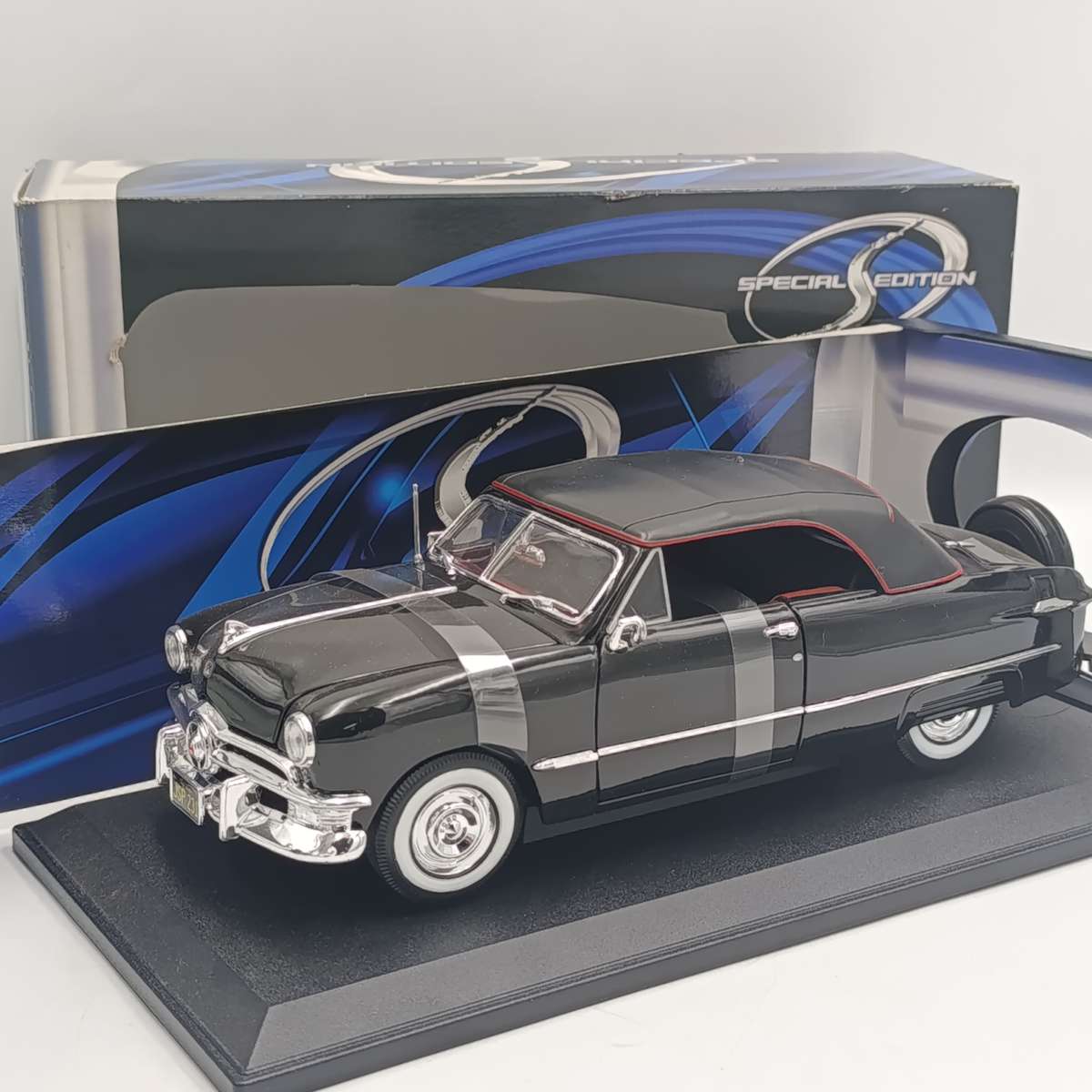 Maisto 1950 Ford die-cast model car in box - scale 1/18