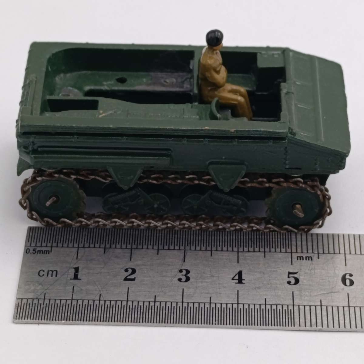 Dinky Toys #162 18-pounder quick firing set with Dragon light vehicle with crew member