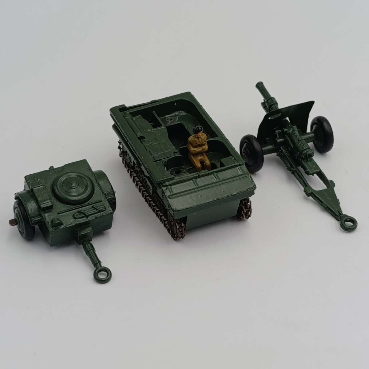 Dinky Toys #162 18-pounder quick firing set with Dragon light vehicle with crew member