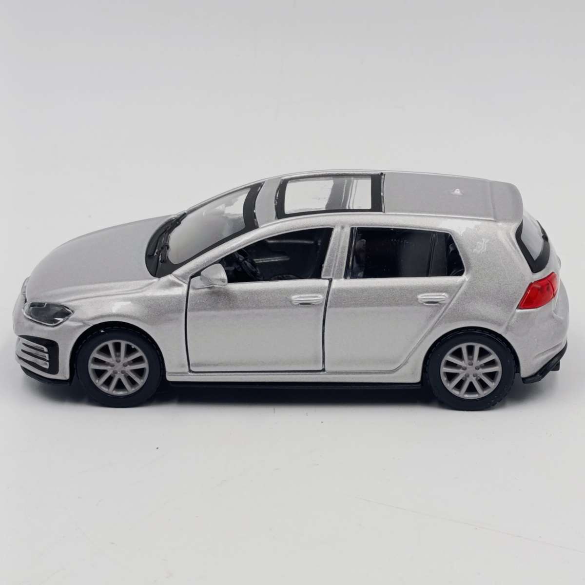 Maisto Volkswagen Golf Gti die-cast model car - Pull back action - scale 1/38