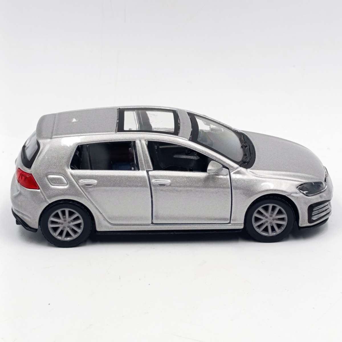 Maisto Volkswagen Golf Gti die-cast model car - Pull back action - scale 1/38