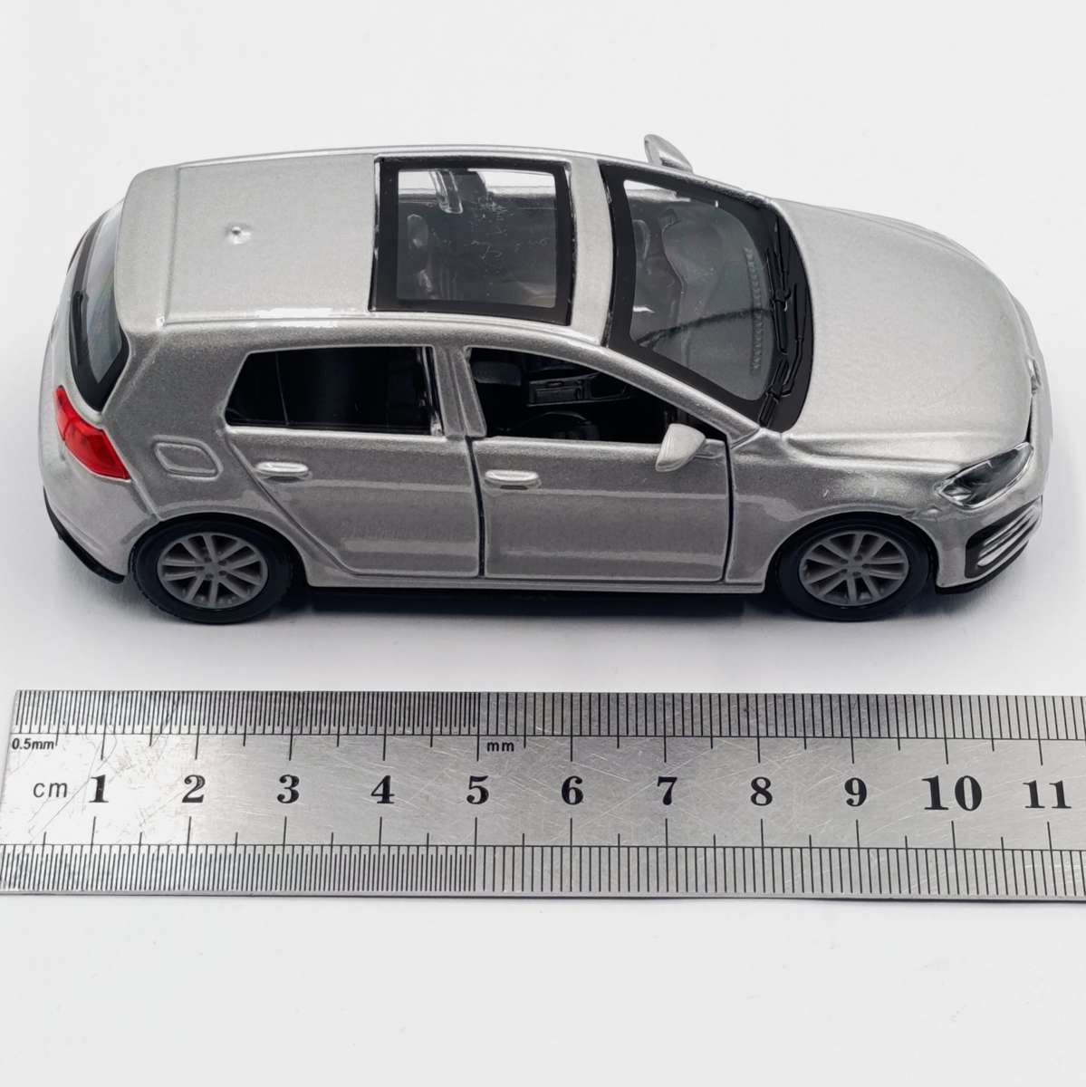 Maisto Volkswagen Golf Gti die-cast model car - Pull back action - scale 1/38
