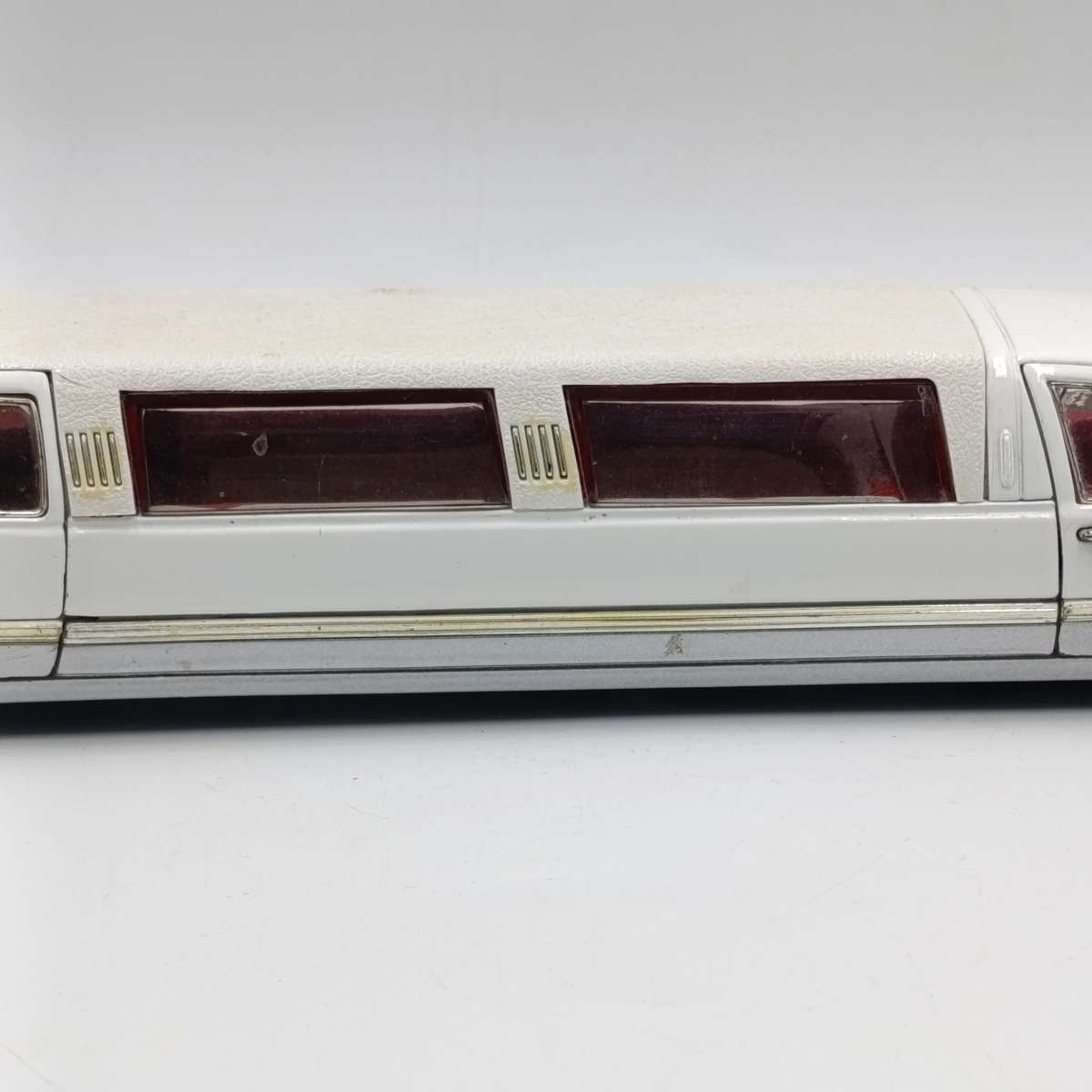 1996 Lincoln Limousine die-cast model car - scale 1/24