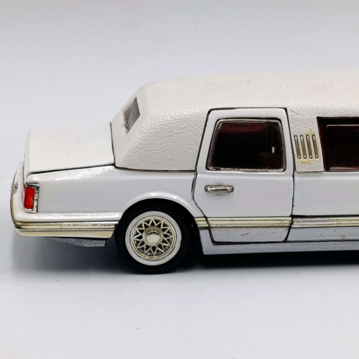 1996 Lincoln Limousine die-cast model car - scale 1/24