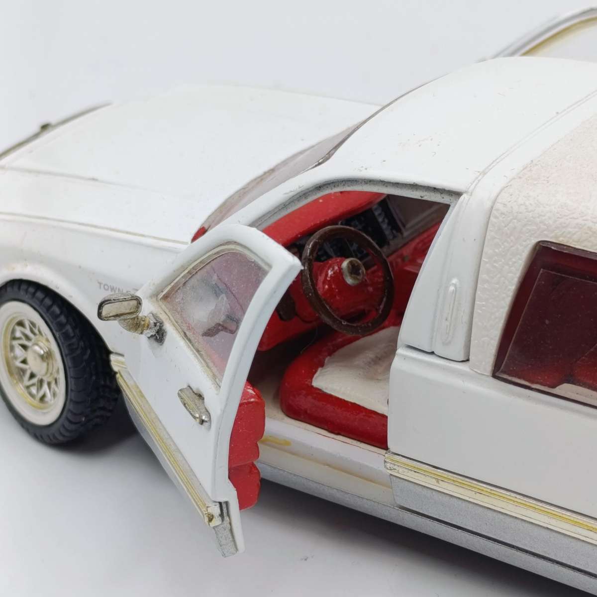 1996 Lincoln Limousine die-cast model car - scale 1/24