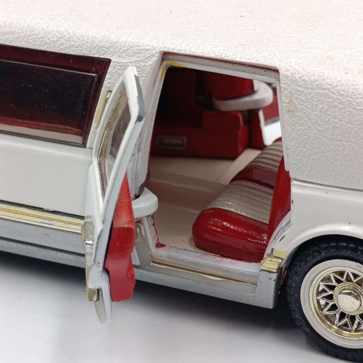 1996 Lincoln Limousine die-cast model car - scale 1/24