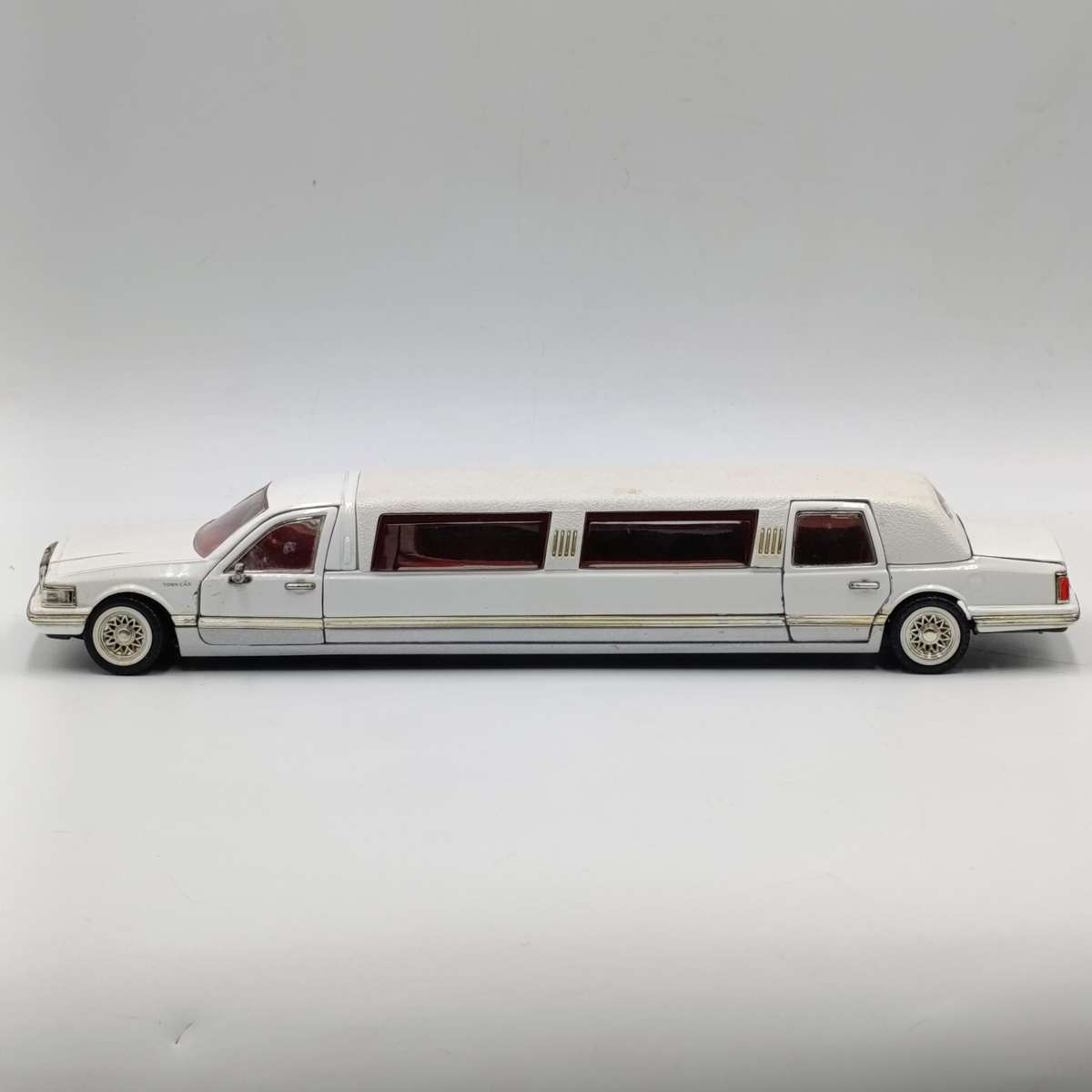 1996 Lincoln Limousine die-cast model car - scale 1/24