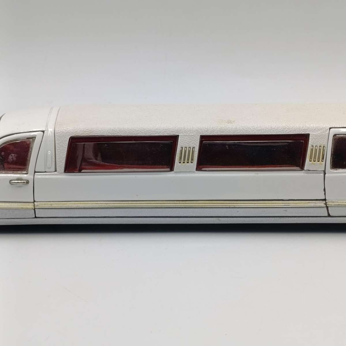 1996 Lincoln Limousine die-cast model car - scale 1/24