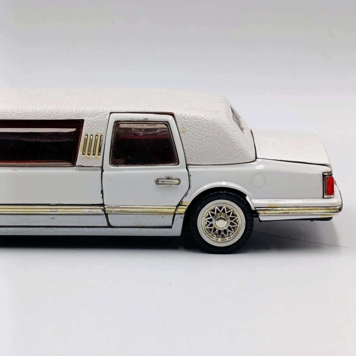 1996 Lincoln Limousine die-cast model car - scale 1/24