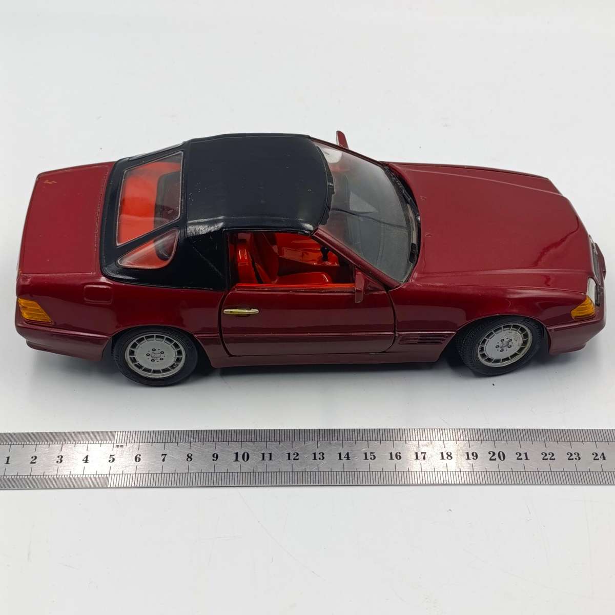 Revell Mercedes-Benz 500 Sl die-cast model car - scale 1/18