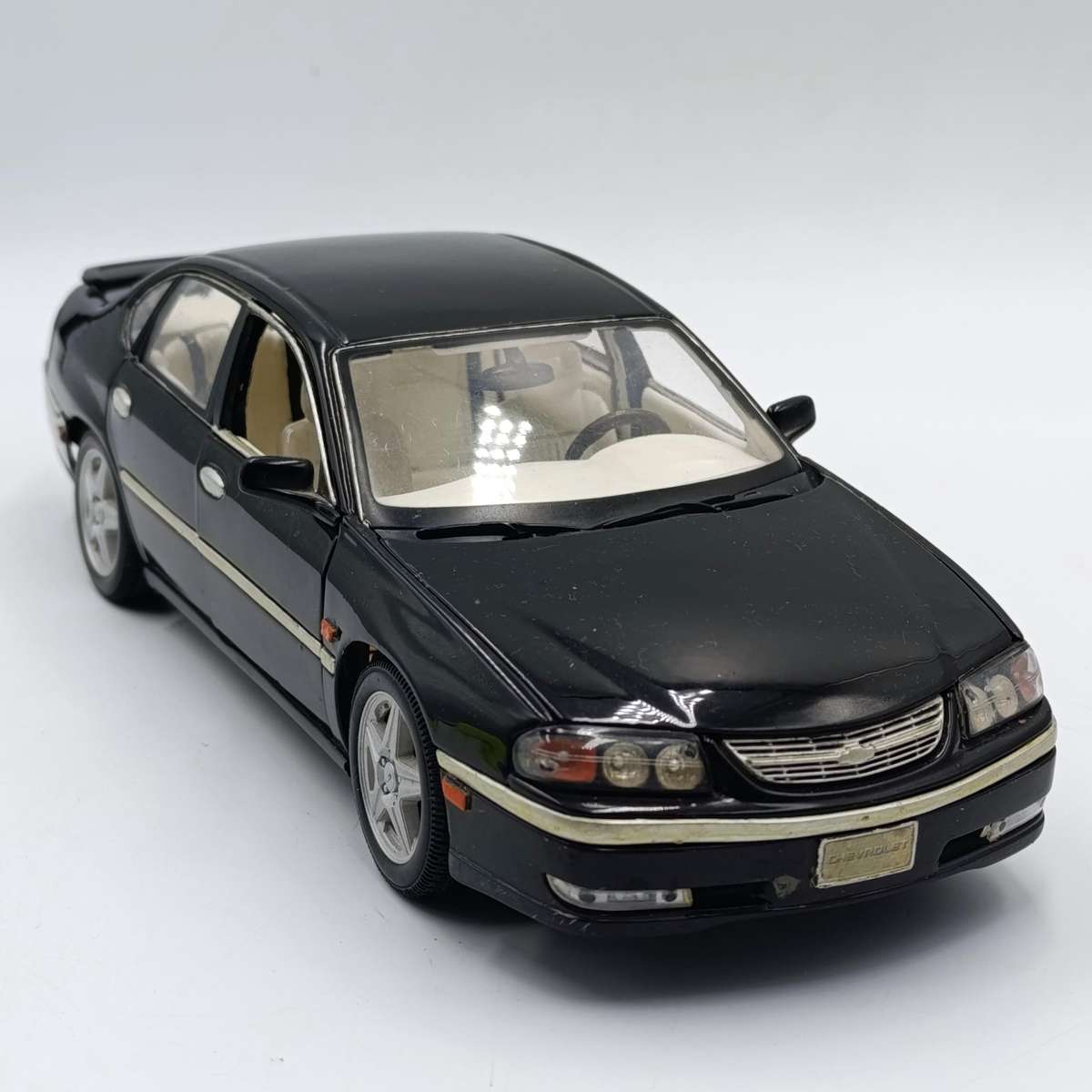 Maisto 2004 Chevrolet Impala SS die-cast model car - some chassis damage - scale 1/18