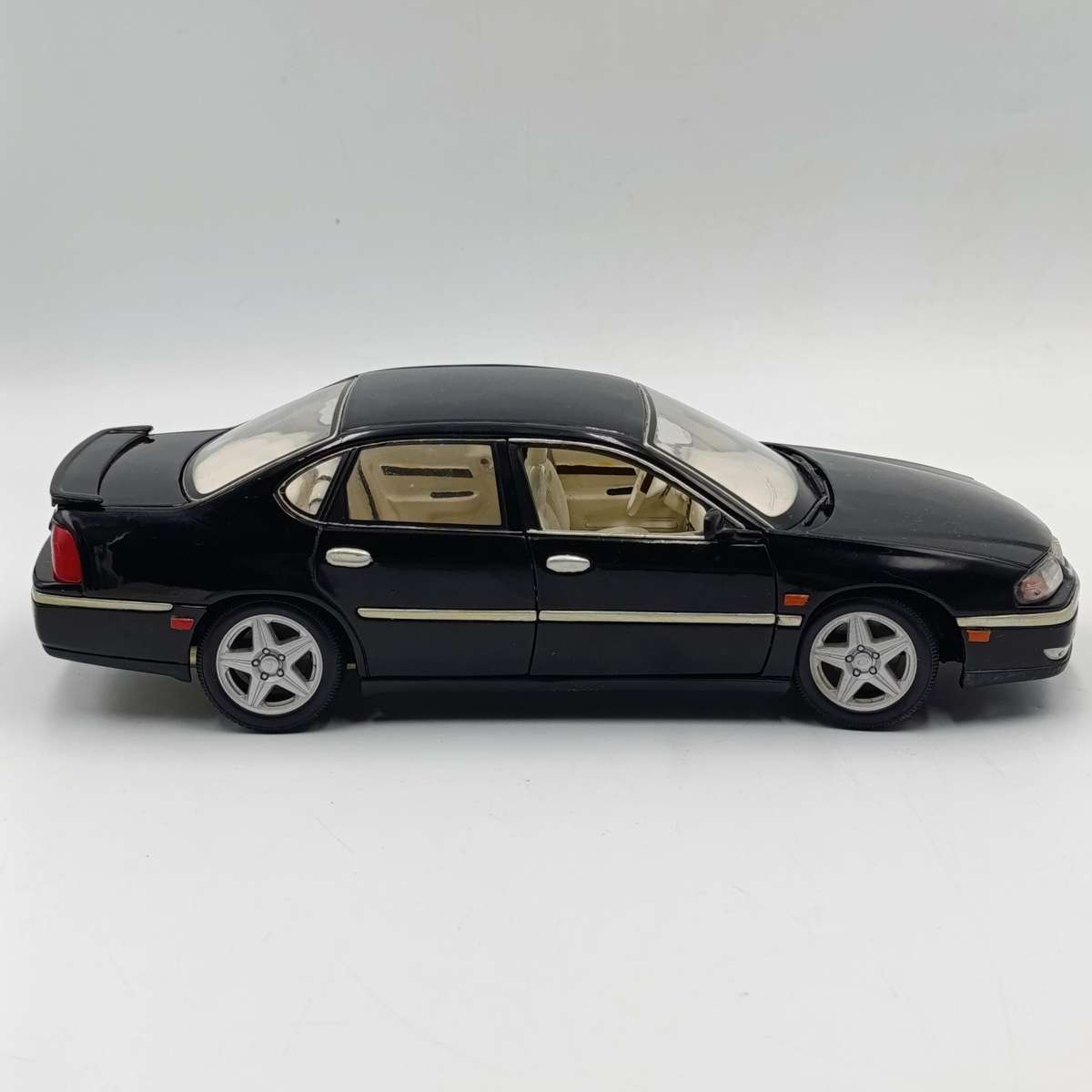 Maisto 2004 Chevrolet Impala SS die-cast model car - some chassis damage - scale 1/18