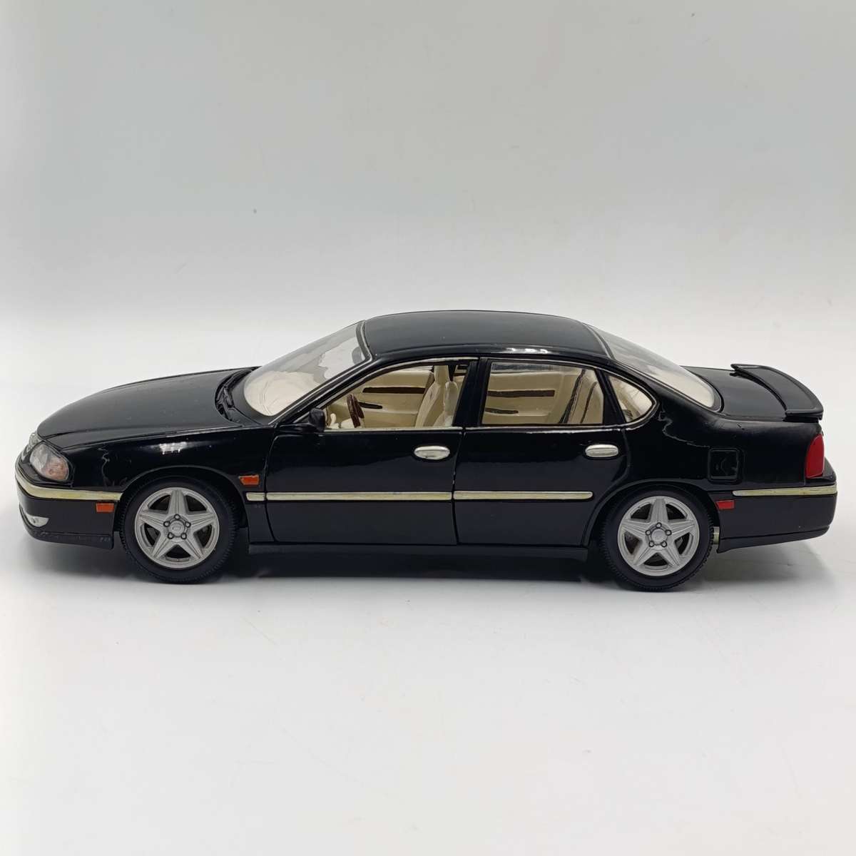 Maisto 2004 Chevrolet Impala SS die-cast model car - some chassis damage - scale 1/18