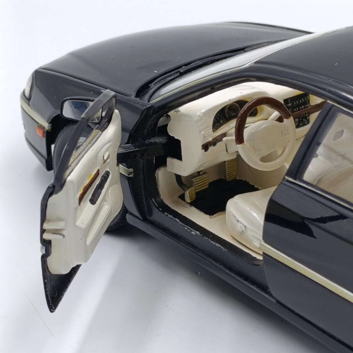 Maisto 2004 Chevrolet Impala SS die-cast model car - some chassis damage - scale 1/18