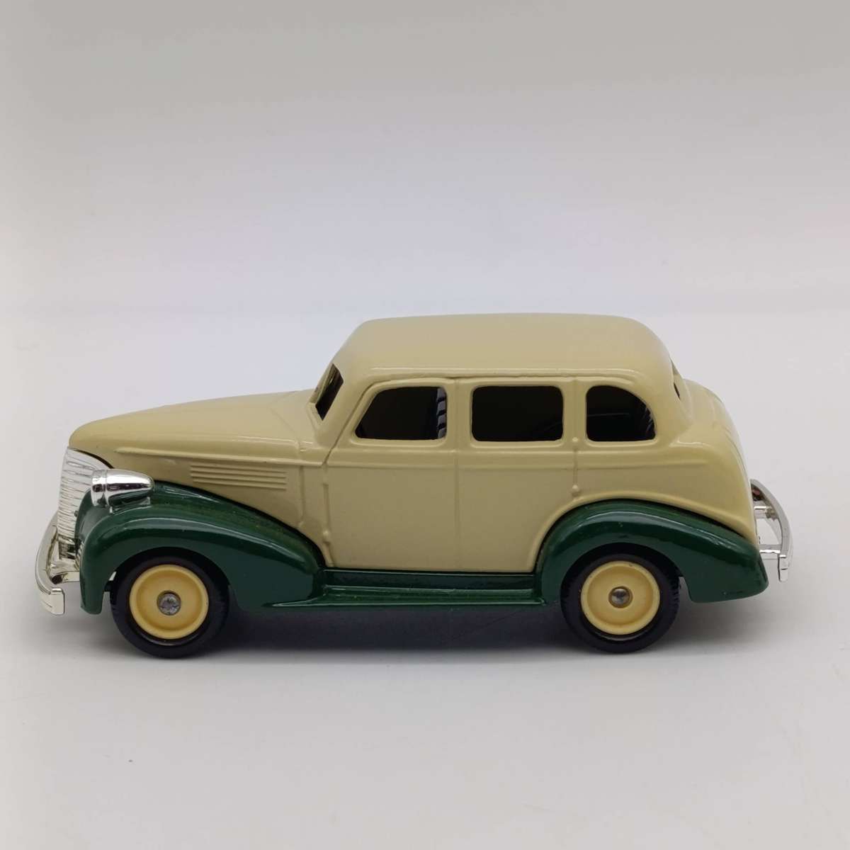 Lledo 1939 Chevrolet die-cast model car in box
