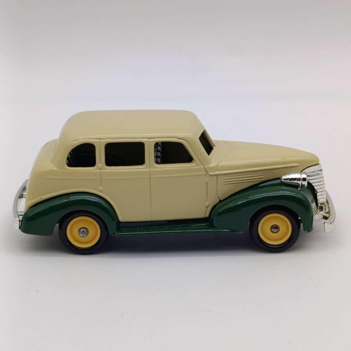 Lledo 1939 Chevrolet die-cast model car in box